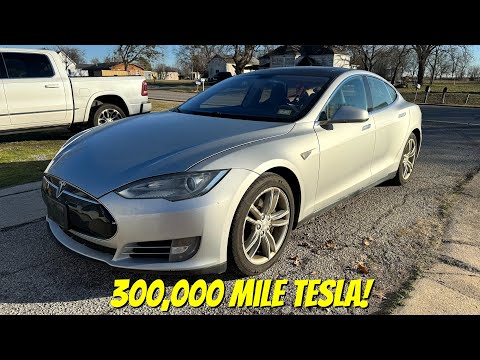 I Bought a 300,000 Mile Tesla Model S for $7800 From Auction! How Broken is it?